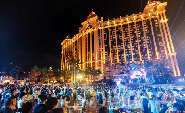 「澳門銀河™」塗浪狂潮派對作為特意加推的水上派對盛典吸引近3,000 名賓客全情投入。