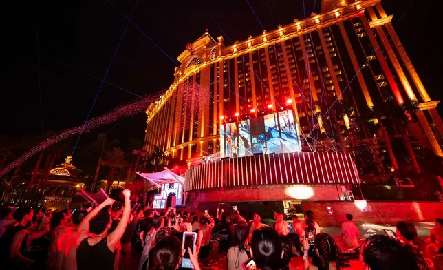 在總面積超過75,000平方米的天浪淘園，搖滾與電音交織，賓客們躍進全球最大的空中衝浪池，享受水花四濺的快感與音樂的震撼衝擊。