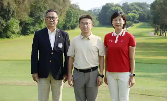 （左起）中國香港高爾夫球協會行政總裁賴以尊、中國高爾夫球協會秘書長韋慶峰、廣東省高爾夫球隊領隊韓超華，早前齊聚於粉嶺球場。