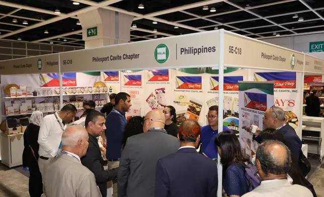 美食商貿博覽設有多個展館，展示各地特色美食，設有清真食品及飲品標誌的展商漸受關注。