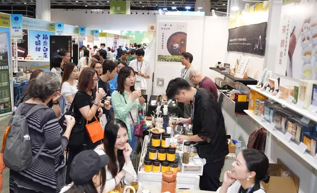 香港國際茶展首度一連三天向公眾開放，吸引不少市民進場品茗。