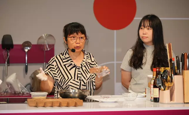 8月15日的「非遺滋味」呈獻客家傳統小食「手粉」製作體驗，以及非遺食皿蒸籠與竹藝文化介紹 和蒸籠技藝示範。