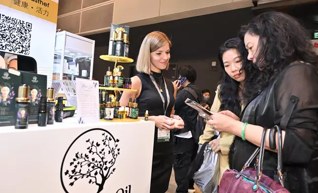 美與健生活博覽今年新增波蘭展團，帶來當地優質魚子精華霜、純天然精油、增髮精華等產品，而 首次設立的「Scentsation - 聞香知趣」展區，主打香水香薰，有超過20個品牌參展。