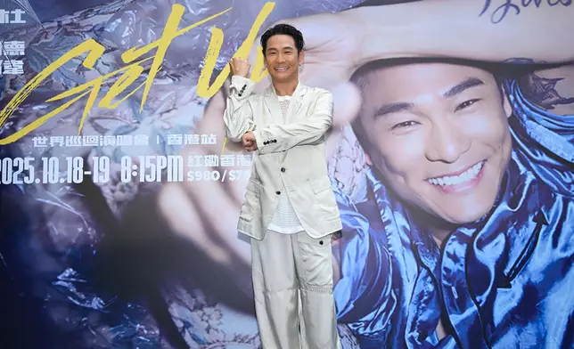 杜德偉以《愛變了這世界襯衣》為演唱會記招揭開序幕。