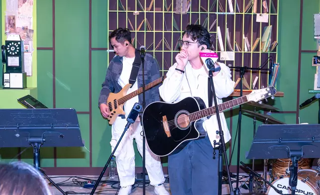 回想夾band的初心，Van一度感觸哽咽落淚。