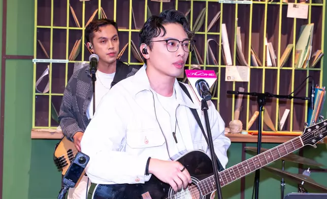 Van唱出十年前他作曲填詞的英文歌《Back in Time》。