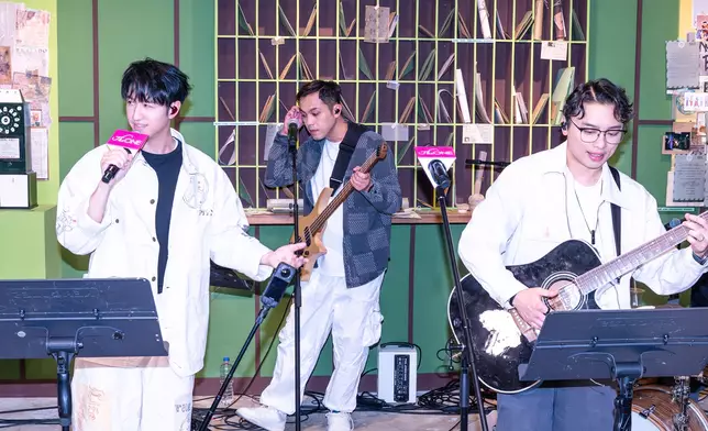 合作演唱偶像Coldplay的《Fix You》。