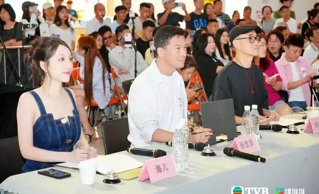 8月17日《中年好聲音4》資深評審坐鎮：海兒（左）、張佳添（中）以及周國豐（右）