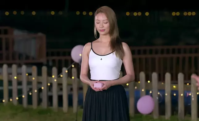 Sophie同Carman嘅衣著成焦點。