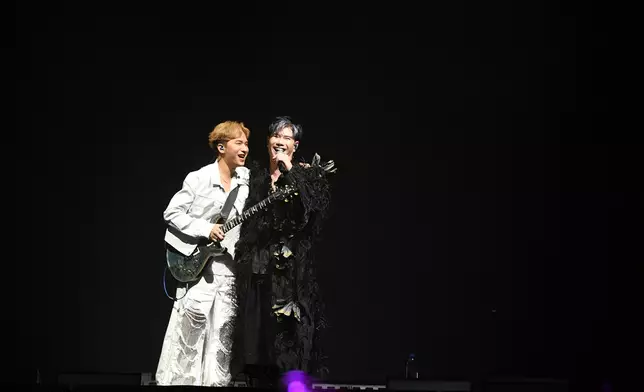 二人合唱《光輝歲月》。