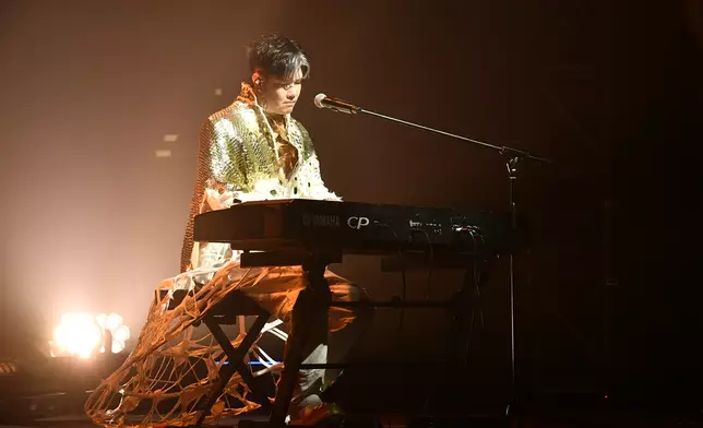 張與辰自彈自唱為媽媽創作的《時間請你走慢一些》。