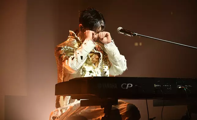 唱到中段一度哽咽。