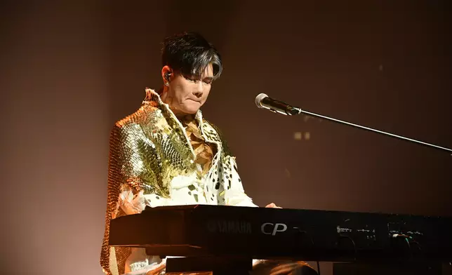 唱到中段一度哽咽。