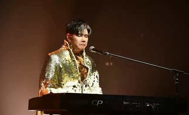 唱到中段一度哽咽。