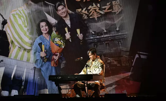 唱到中段一度哽咽。