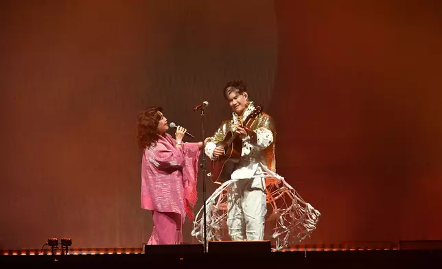 母子合唱經典金曲《月亮代表我的心》。