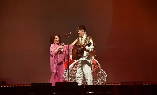 令全場感動不已。