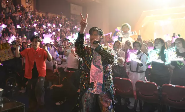 張與辰與「外星人舞者」又唱又跳。