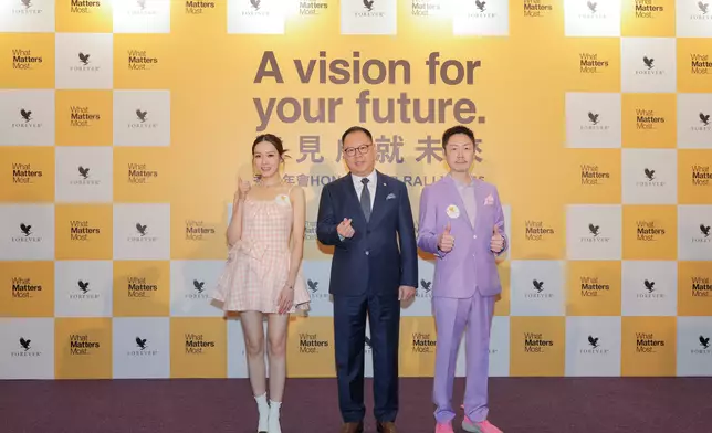 李佳芯與李思捷出席保健品牌「香港年會&amp;優勝者派對2025」活動。