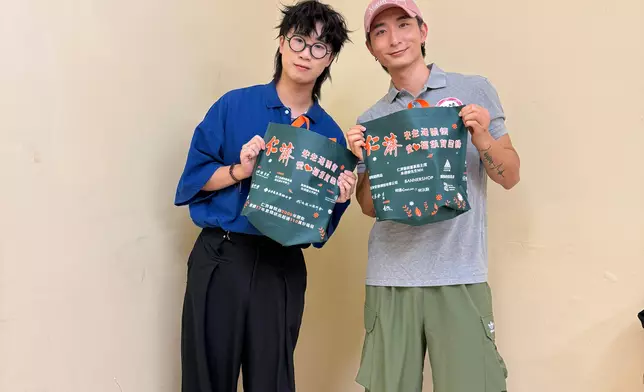 二人探訪獨居長者並贈送福袋。