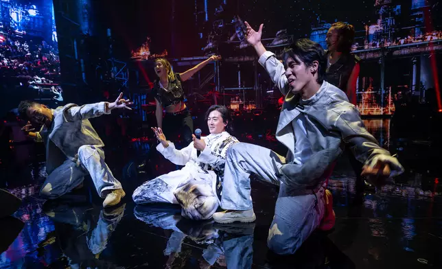 伊健連續又唱又跳多首快歌。