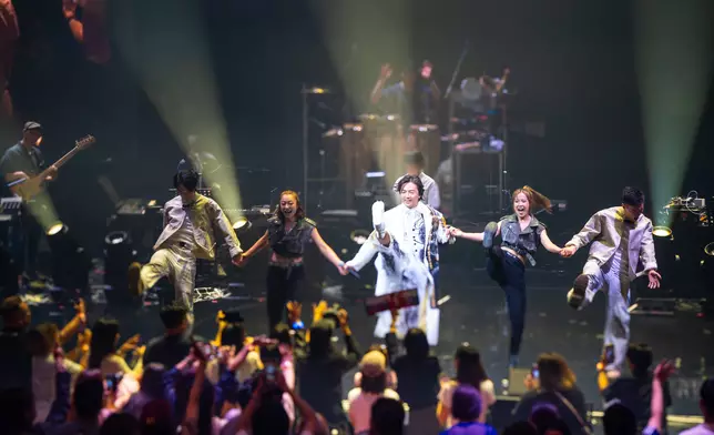 伊健連續又唱又跳多首快歌。