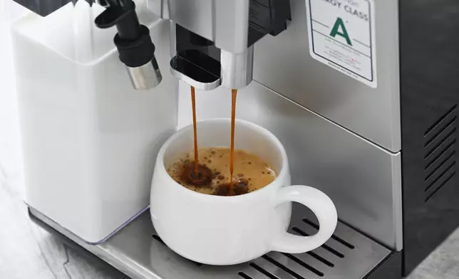 咖啡機功能便捷易用，一鍵製作精品咖啡館級數咖啡。