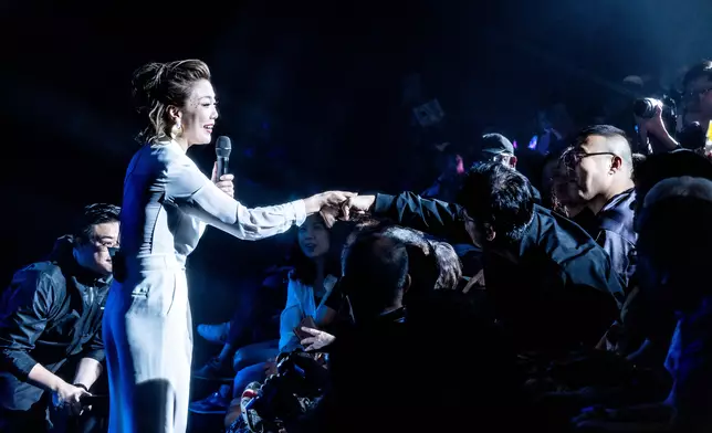 龍婷獻唱《不了情》為演唱會揭開序幕。