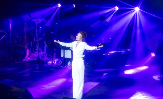 龍婷唱盡天王巨星經典。