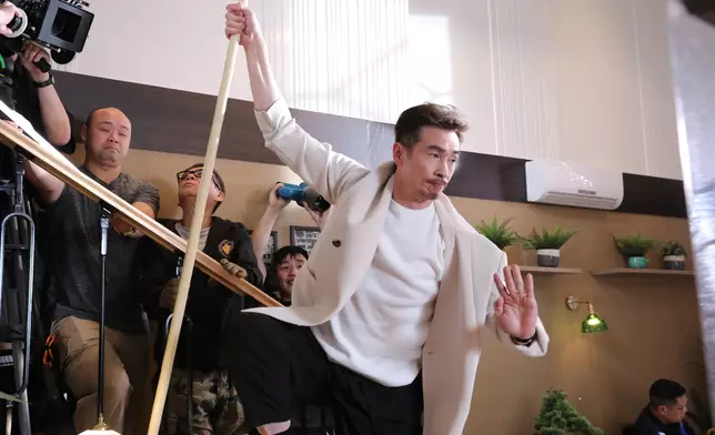 陳豪舞起白蠟杆上嚟有型有款。