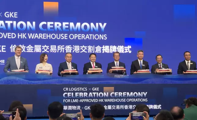 (由左至右)倫敦金屬交易所首席執行官Martin Chamberlain、港交所行政總裁陳翊庭、財經事務及庫務局長許正宇、中央駐港聯絡辦事處副主任尹宗華、財政司司長陳茂波、華潤集團副總經理韓躍偉、港交所主席唐家成、GKE Metal Group首席執行官李晶。(巴士的報記者攝)