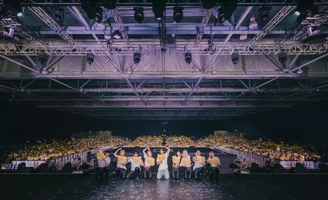 KAI拿着應援手幅與粉絲大合照。主辦單位提供圖片