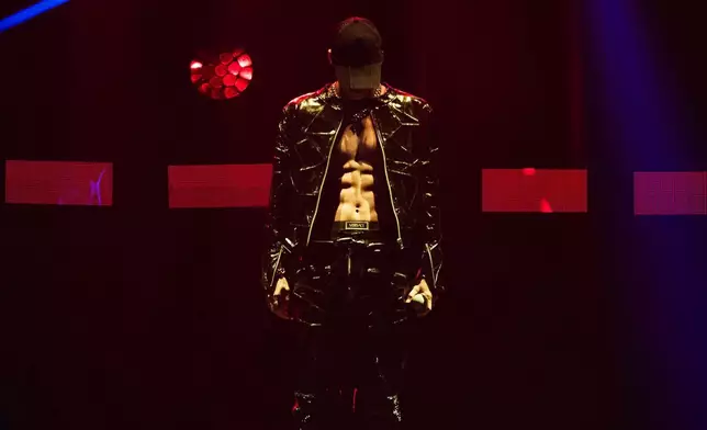 KAI以黑色皮衣真空上陣。EXO官方X圖片