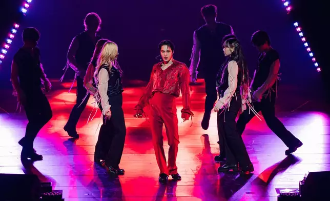 KAI率先以一襲搶眼紅色造型驚艷登場。EXO官方X圖片