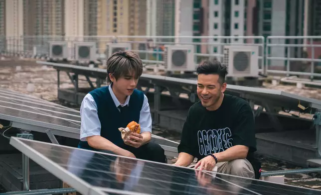 今次請到同公司師兄沈震軒擔任MV導演！