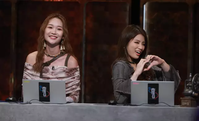 兩位chat room girls Michelle（左）、Kate（右）離別依依。