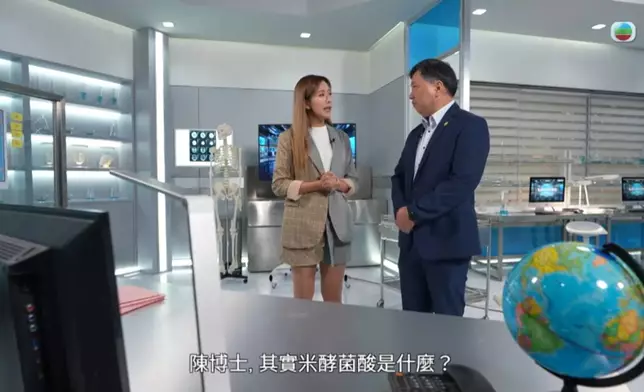 「死因研究所所長」吳幸美找來陳舜宏博士，解釋唐菖蒲伯克氏菌的特性及米酵菌酸的形成。