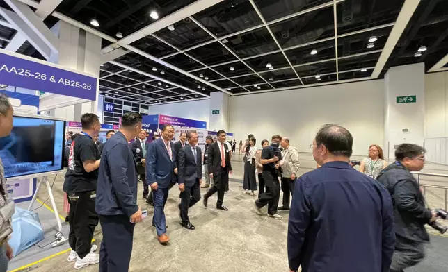 陳茂波抵達會場。巴士的報記者攝