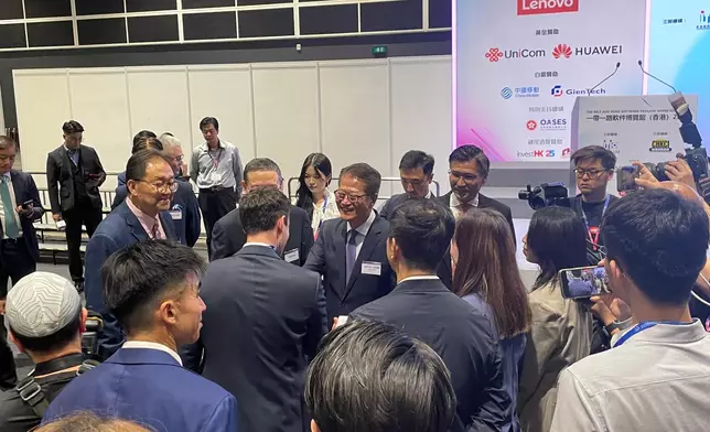 陳茂波在會場和在場人士握手。巴士的報記者攝