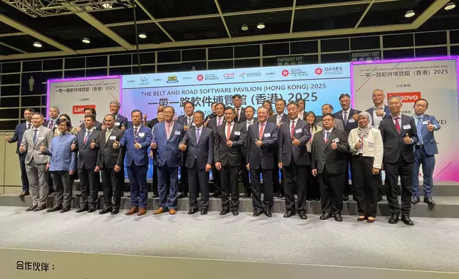 陳茂波與一眾參加者合照。巴士的報記者攝