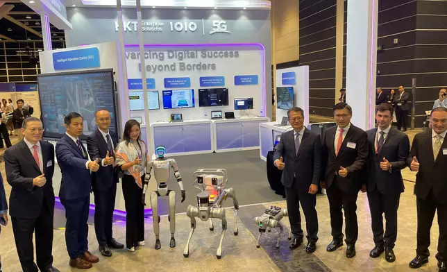 陳茂波參觀展場。巴士的報記者攝