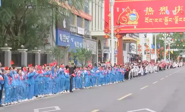 沿路有民眾歡送習近平。央視截圖