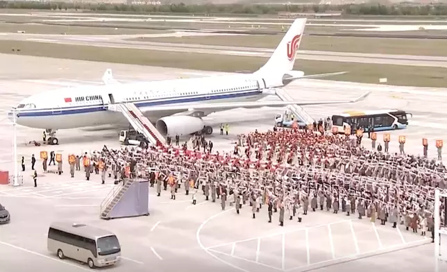 大批民眾在機場送別習近平。央視截圖