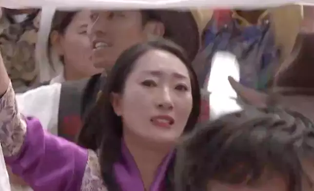 有民眾情緒激動。央視截圖