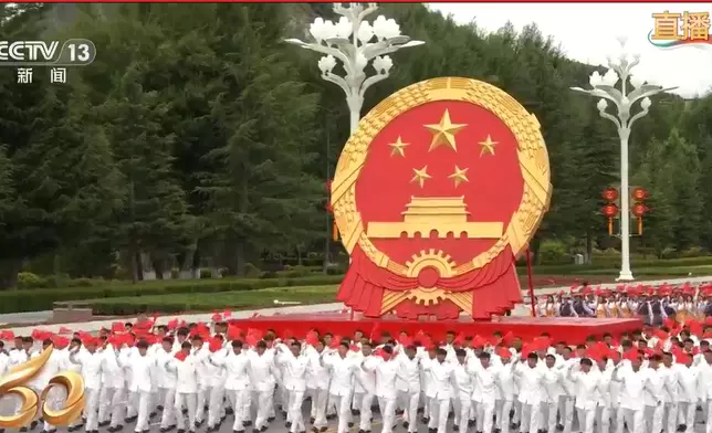 西藏自治區成立60周年慶祝大會在拉薩舉行。