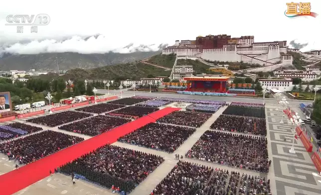 西藏自治區成立60周年慶祝大會上午在拉薩市布達拉宮廣場舉行。央視直播截圖