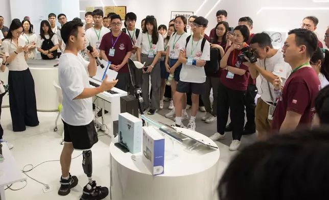 強腦科技體驗─強腦科技向太陽使者展示智慧義肢技術。