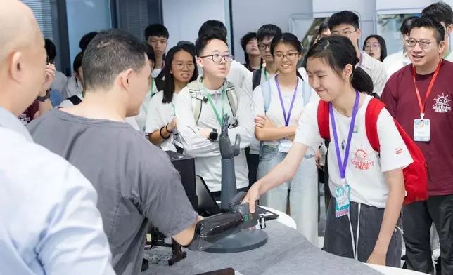 強腦科技體驗─太陽使者與智能仿生手互動。