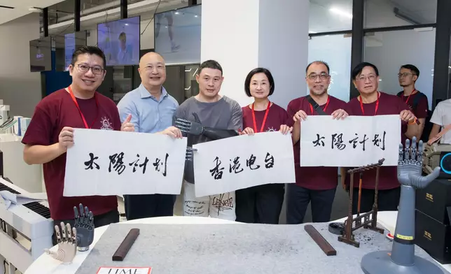 強腦科技體驗─配備智能仿生手的殘疾人士揮毫書法。