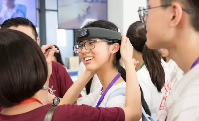 強腦科技體驗─同學親身體驗多款創新科技產品。